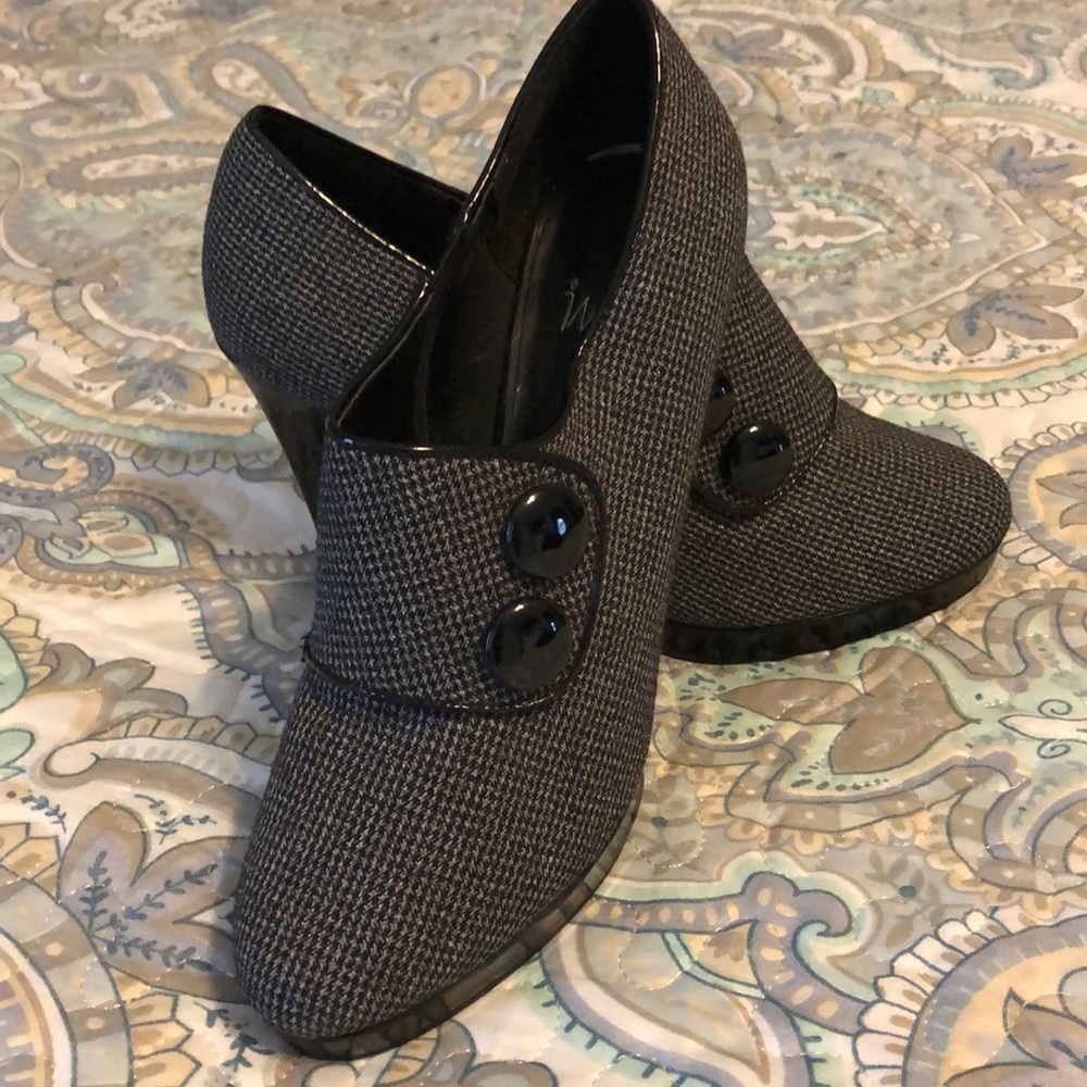 Gray pumps